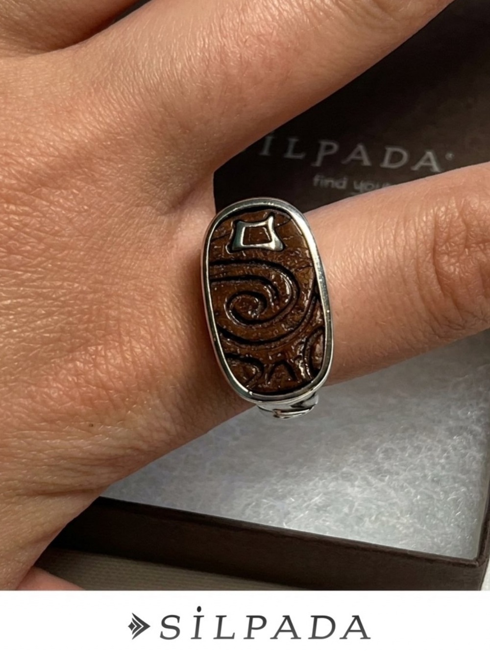 New Silpada Inspiration Ring. Stamped 925. Wood engraving. Size 8